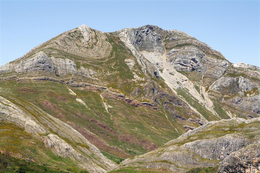 Detalle de la cima del pico La Orbia. Nótese la compleja estructura plegada de los materiales devónicos que la constituyen.