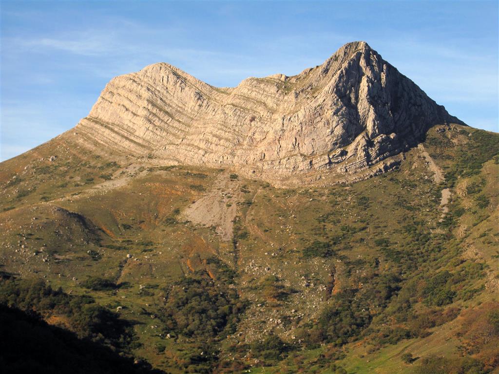 Detalle de la doble cima de Peña Galicia desde el este. Dicha cima está situada en el cierre perisinclinal dibujado por las calizas de la Formación Santa Lucía.