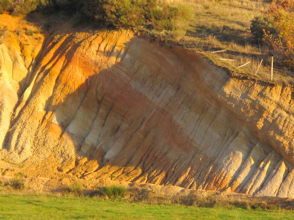 Los materiales siliciclásticos de la Formación Vozmediano presentan predominantemente tonalidades blanquecinas, amarillentas y anaranjadas, aunque localmente pueden adoptar un intenso color rojizo.