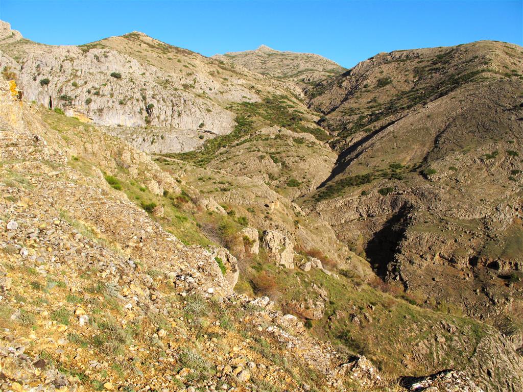 Panorámica de la vertiente meridional del macizo de Peña Rionda, al norte de Ocejo de la Peña, en la que afloran materiales carbonatados de edad Cantabriense.