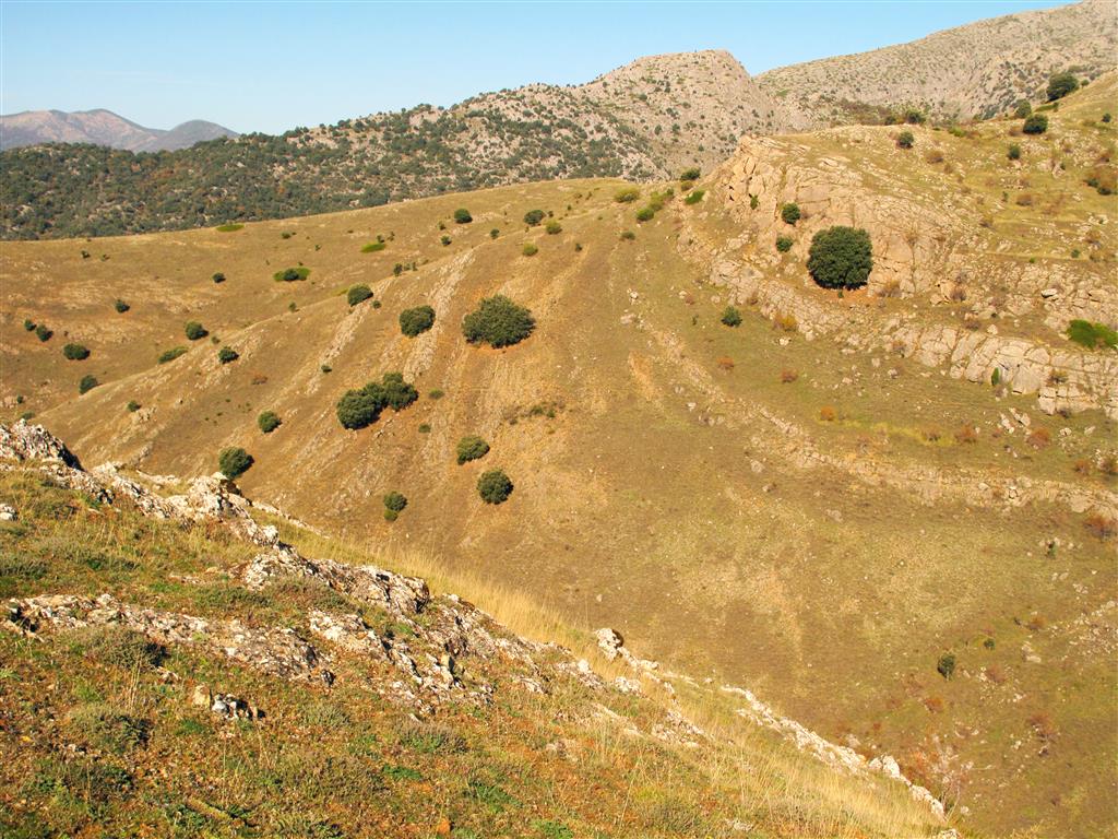 Abanico de capas al norte de Fuentes de Peñacorada, generado a causa de la sedimentación de los materiales que lo integran de forma simultánea a la deformación hercínica.
