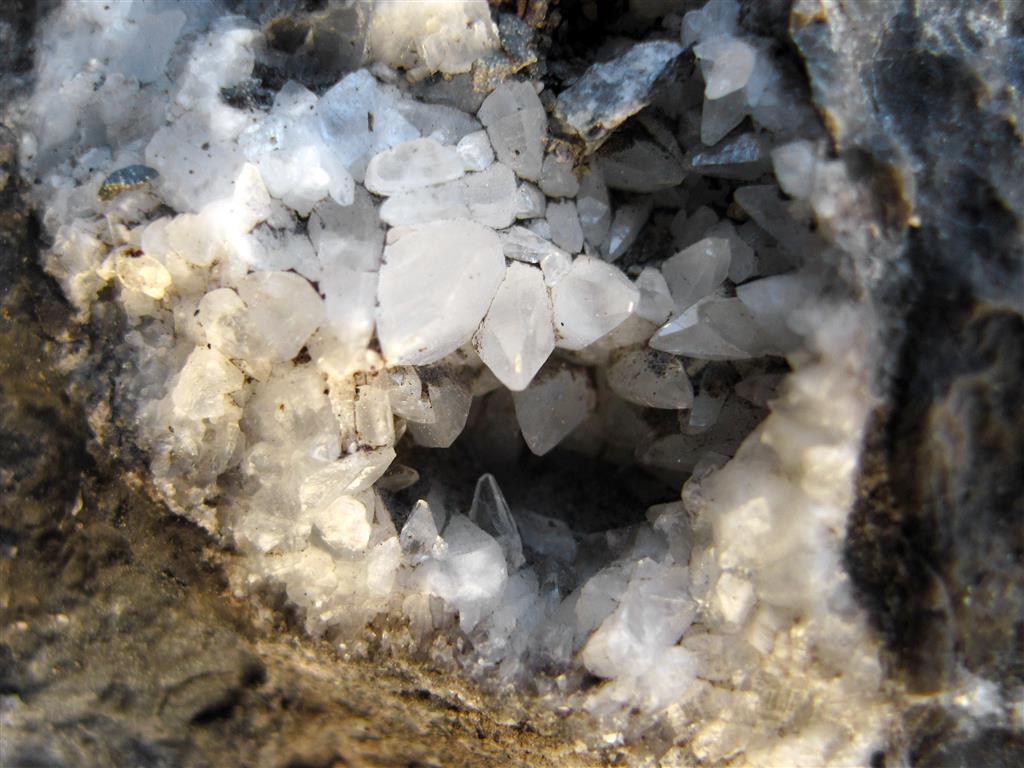 Desarrollo de cristales de calcita en las calizas de la Formación La Pedrosa.