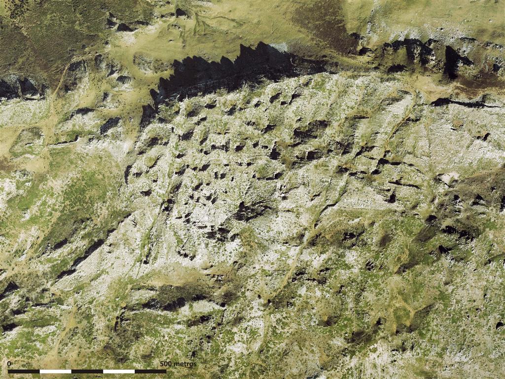 Ortofotografía del sector de la Sierra de Los Grajos conocido como los “Picos Chicherinos”. Una amplia superficie plana situada a gran altitud alberga un campo de dolinas muy desarrollado.