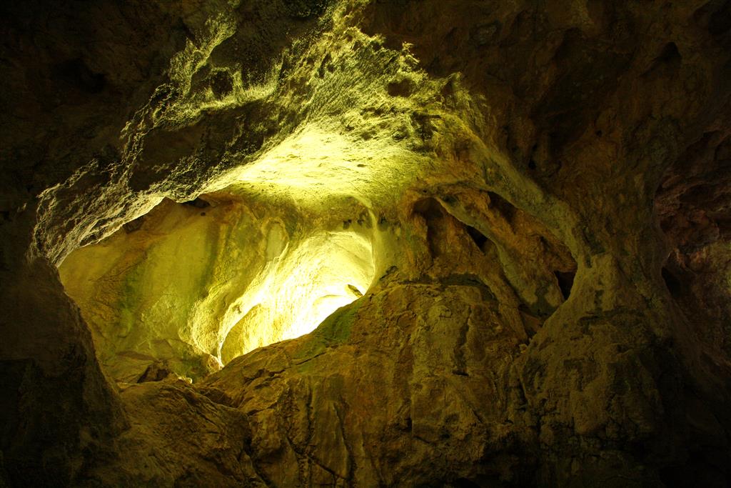 Interior de una galería de la cueva de Barrumián; todos los conductos transitables de esta cavidad, en la que predominan las formas erosivas y el desarrollo de espeleotemas es anecdótico, se extienden en un único nivel.