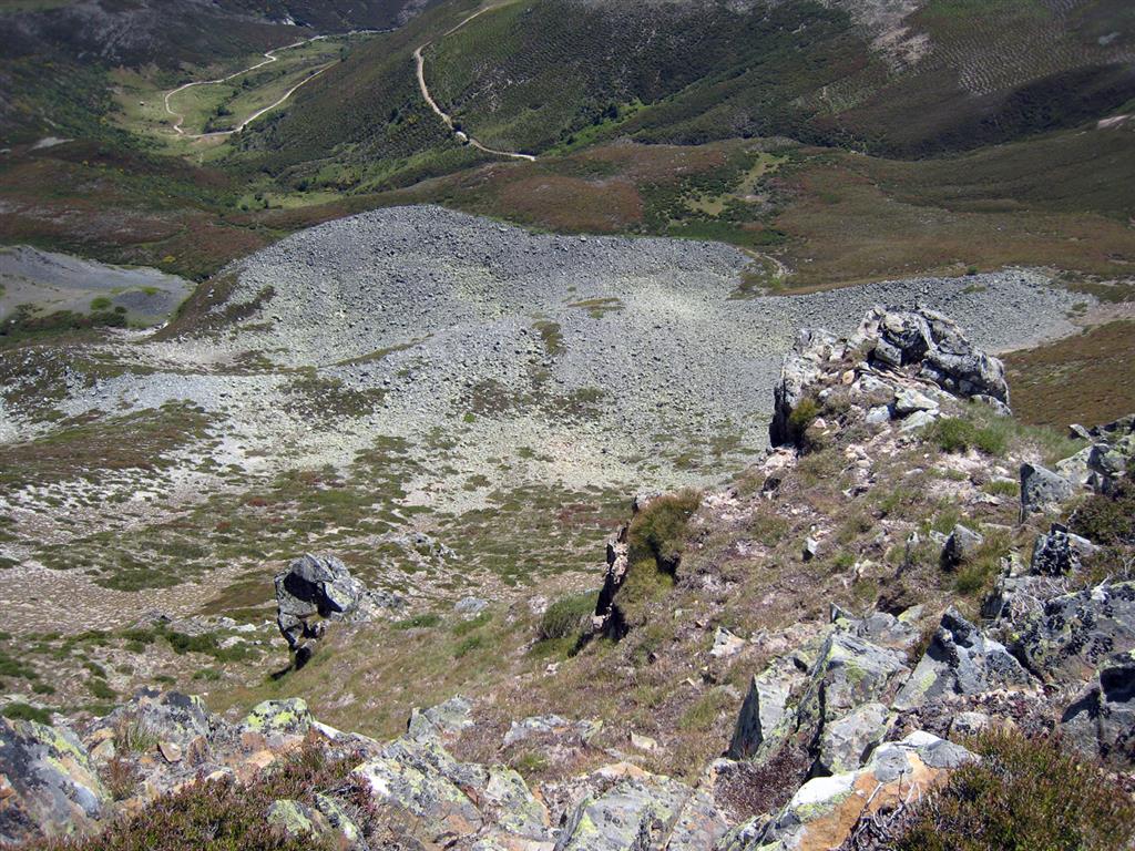 Glaciar rocoso, también en forma de lengua, situado más al E del anterior, con el frente a 1640 m. Vista hacia el NE (foto V. Alonso).