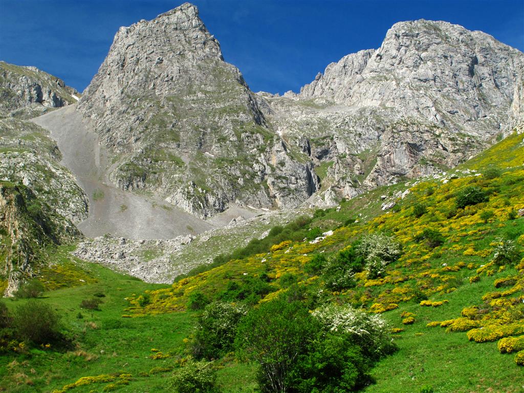 Vista de la cara norte de los picos Mampodre (derecha) y Salamanquino o de la Cruz (izquierda), y de un cono de derrubios localizado a los pies de este último.
