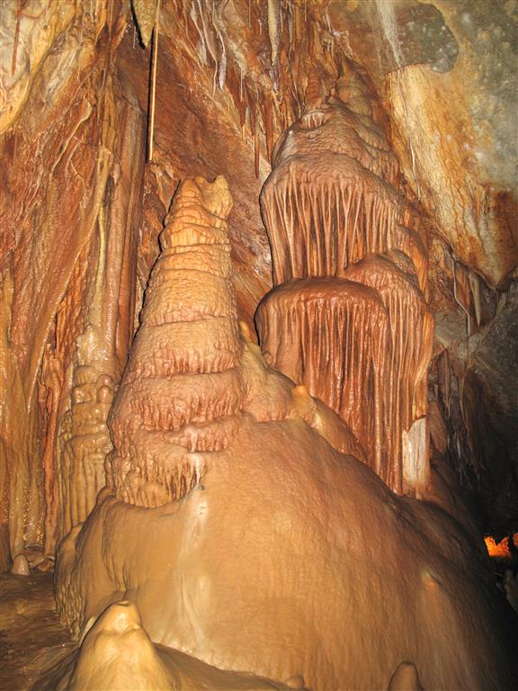 Detalle de las estalagmitas y coladas “en tubos de órgano” en la sala principal de la cueva de Valdelajo.