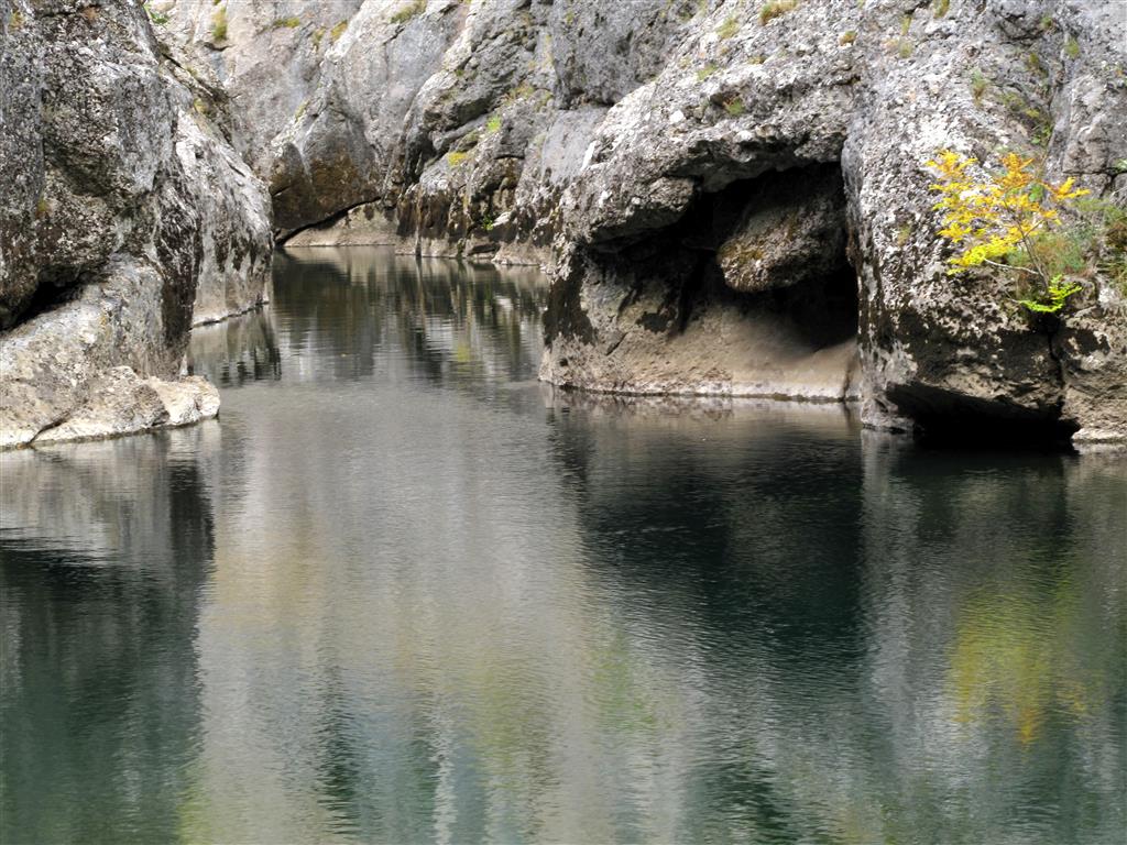 Encajamiento del río Curueño en las calizas carboníferas a la altura de Las Majadas del Caserío, al sur de Valdeteja, en el tramo central de las hoces de Valdeteja.
