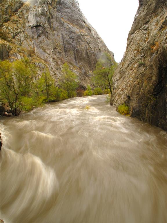 El río Torío en un momento de alto caudal, durante el cual ejerce una importante acción mecánica sobre el fondo y las paredes de la garganta.