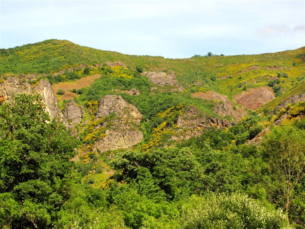 Vista panorámica de las rocas piroclásticas y de las chimeneas volcánicas desde la carretera que conecta las localidades de Valdoré y Crémenes, a la altura de los meandros del río Esla.