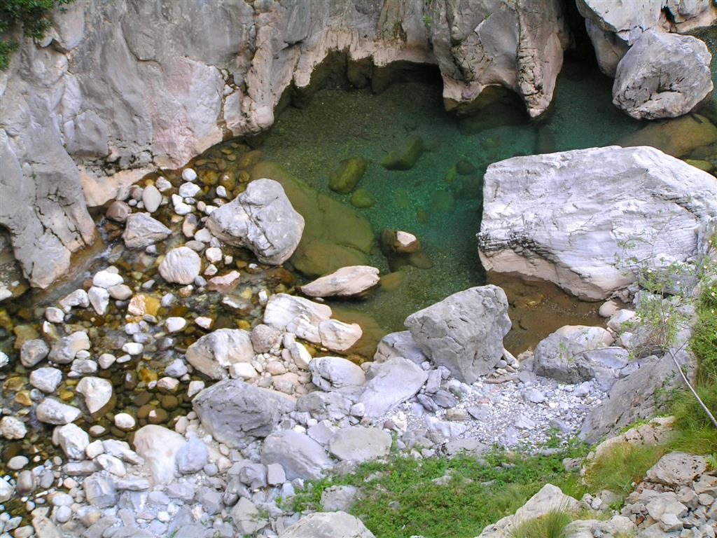 Aspecto del lecho del río Cares en el interior del desfiladero. A lo largo del mismo son muy habituales algunas formas erosivas de origen típicamente fluvial, como las marmitas de gigante.