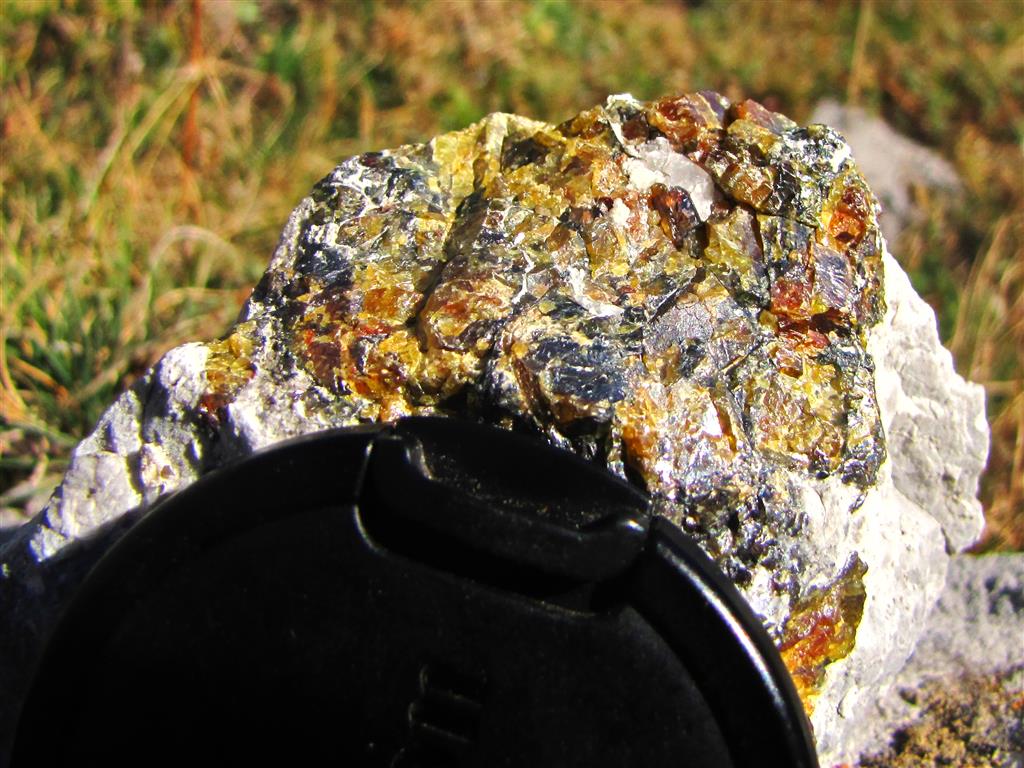 Ejemplar de blenda acaramelada encontrado en las escombreras de la mina.