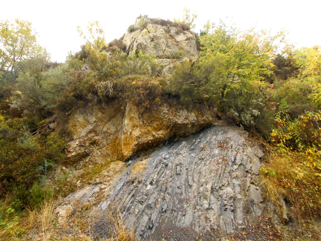 Panorámica de la discordancia Paleozoico-Mesozoico en Vado de Cervera, en el talud de la carretera comarcal que conduce a esta localidad.