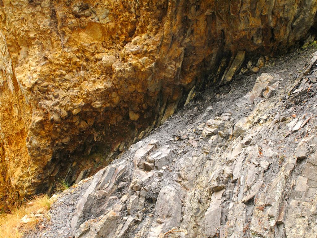 Detalle de la discordancia que permite observar la diferencia de litologías y de disposición de ambos conjuntos de roca.
