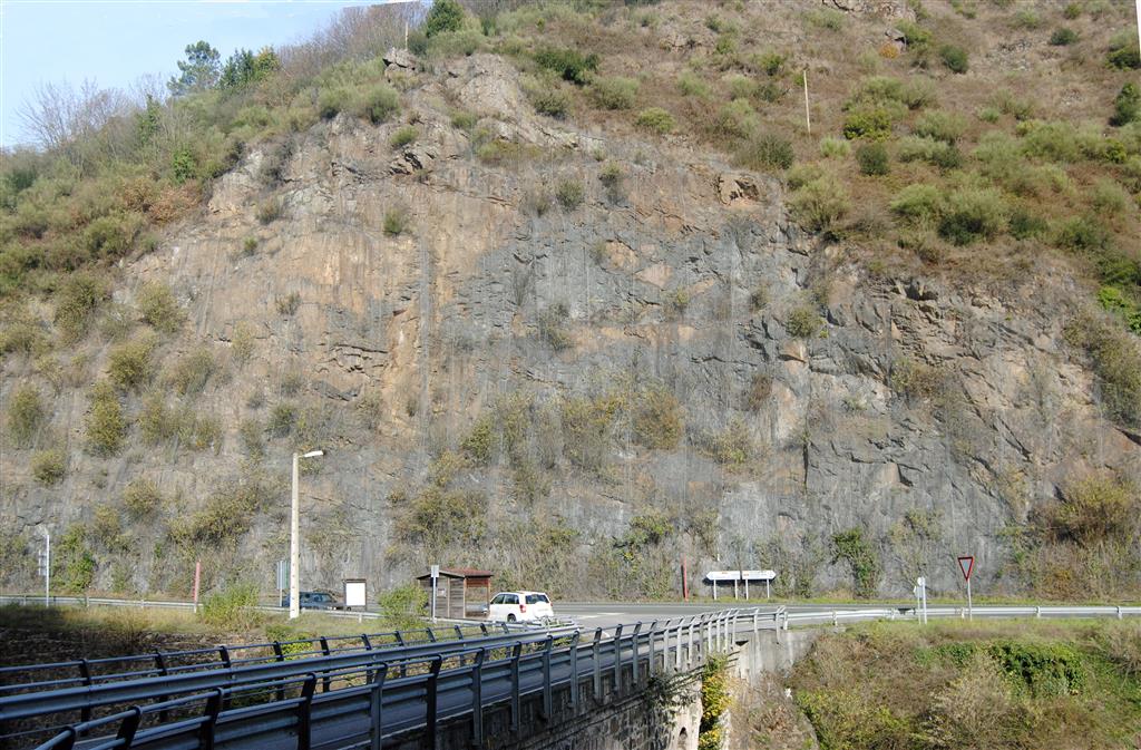 Afloramiento de rocas volcanoclásticas de Puente Tuña en el talud de la carretera