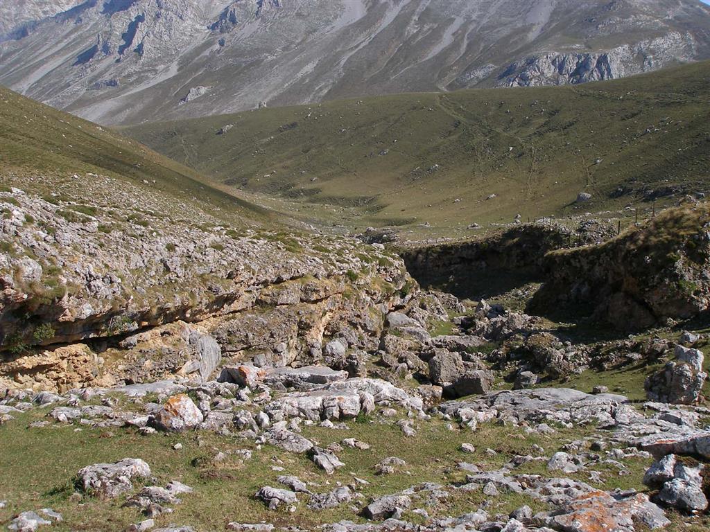 Derrubios ordenados y cementados mostrando estructuras de estratificación,
recubiertos por depósitos glaciares