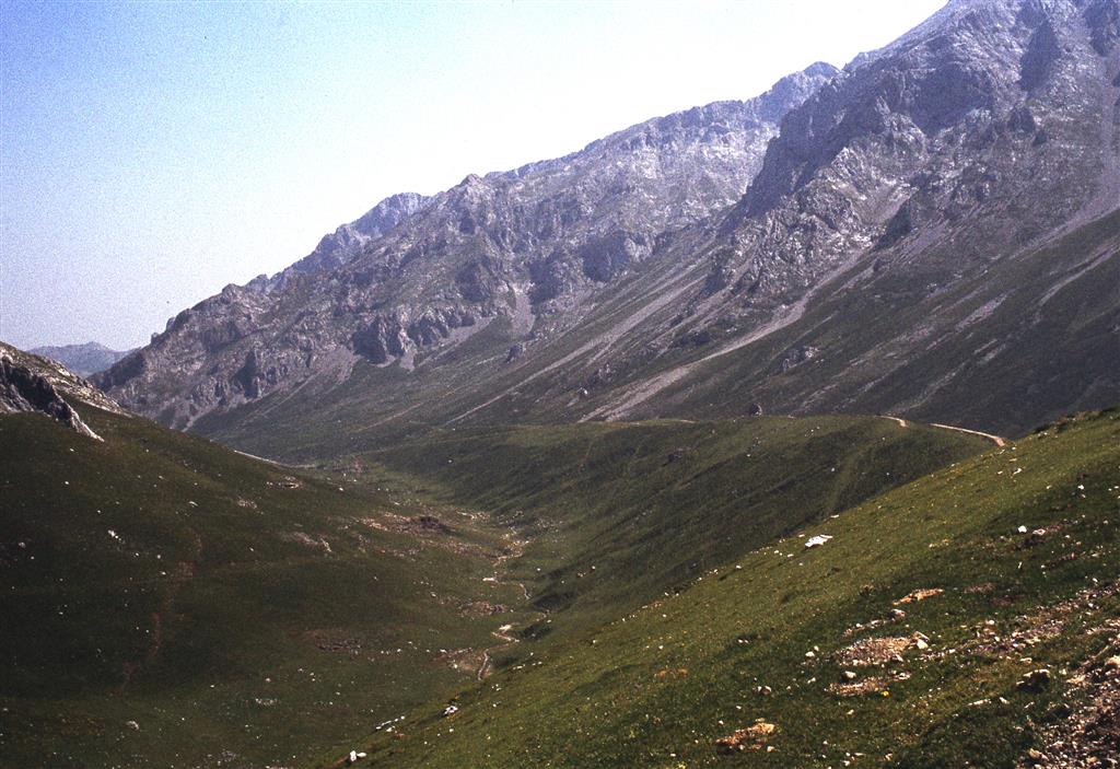 Valle de Áliva con la morrena lateral oriental (derecha de la instantánea)