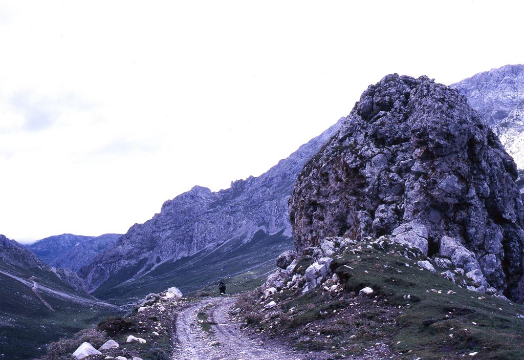 Detalle del bloque errático sobre la cresta de la morrena lateral oriental de Áliva. Instantánea tomada hacia el S.