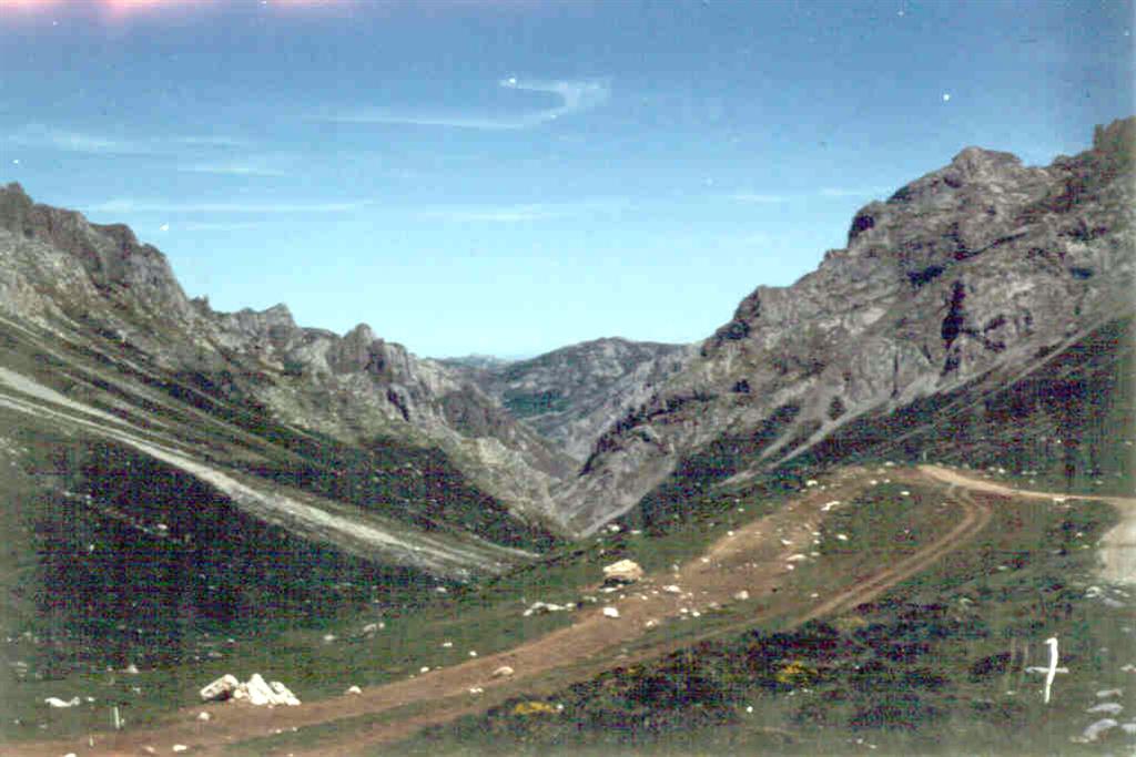 Valle glaciar retocado por el Río Duje (fotografía tomada en 1981).