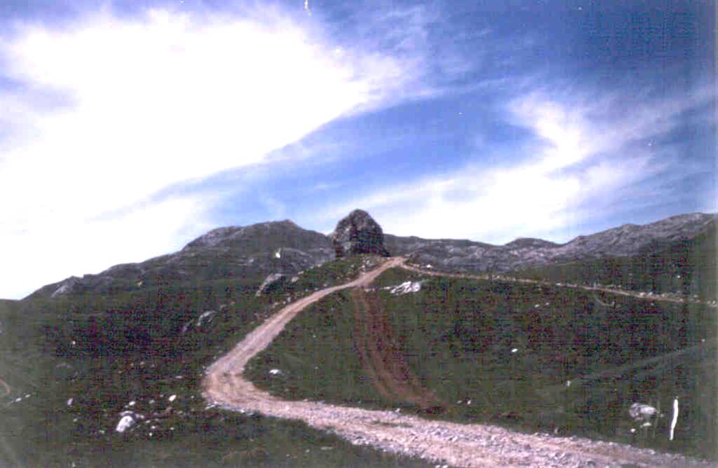 Morrena lateral oriental del Duje y bloque errático sobre la morrena (fotografía tomada en 1981).