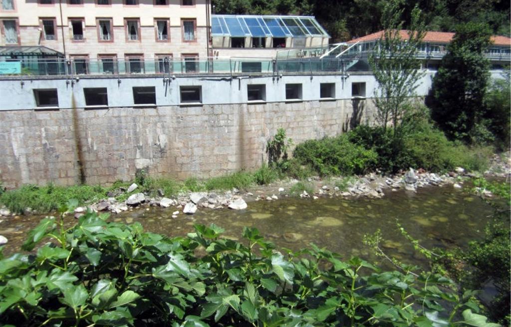 Instalaciones del balneario que capta las aguas termales en la margen derecha del río Deva