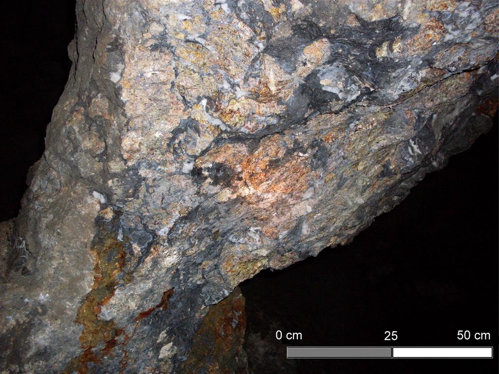 Vista parcial de un pilar constituido enteramente por esfalerita en la mina Almanzora.