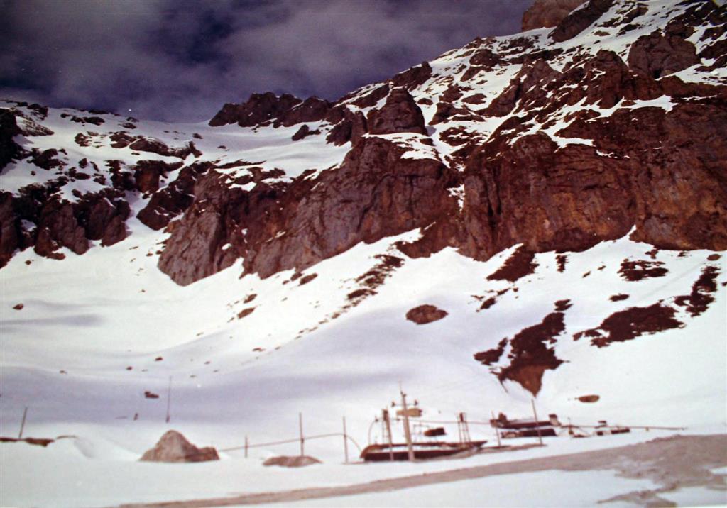 Los casetones de la mina de Las Mánforas, cubiertos completamente de nieve durante el invierno en el último período de explotación de la RCAM. Fotografía cortesía de Asturiana de Zinc, S.A.