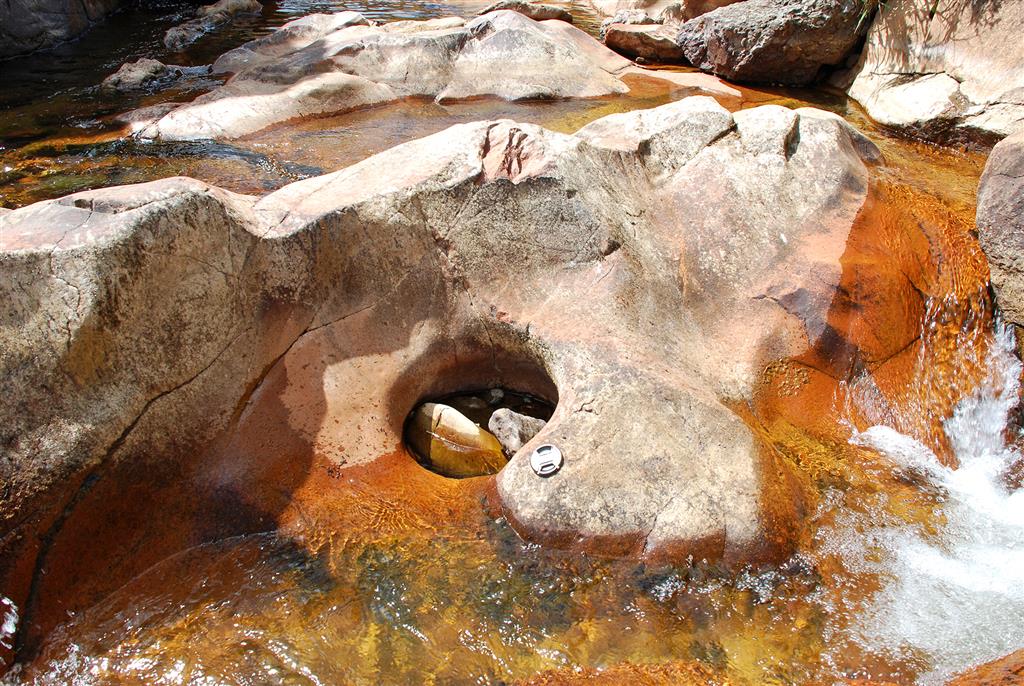 Imagen detalle de una pequeña marmita de gigante en el cauce del río Frío.