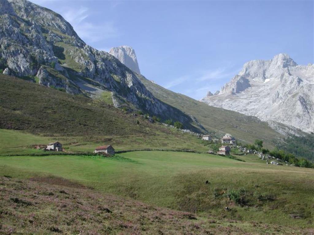 Collado de Pandébano, con el camino a Vega Urriello (base del Narajo) a la izquierda y la cima del Naranjo en el centro de la fotografía