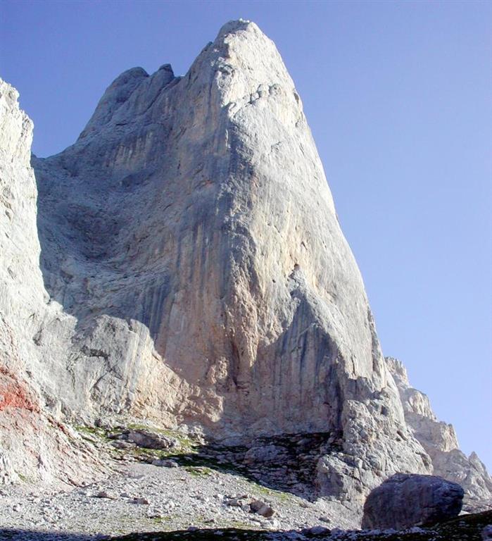 Caras N y O del Naranjo de Bulnes (pico Urriellu) constituido por calizas carboníferas masivas bioconstruidas (calizas microbiales). Estratificación vertical, techo hacia la izquierda