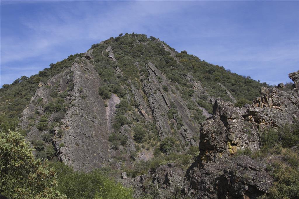 Parte alta de la Cuarcita Armoricana con las Capas de Marjaliza a techo, entre el arroyo del Chorrillo y el río Estena (Sierra de Fuente Fría).