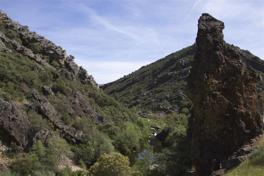 El valle del río Estena, mirando aguas abajo, con la Torre del Estena, una brecha de falla silicificada, a la derecha.