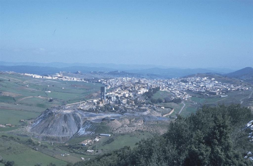 Vista de la mina de Almadén desde la Virgen del Castillo. En primer término está el pozo San Joaquín, con la población de Almadén detrás de las instalaciones mineras, todo ello sobre la corrida de la Cuarcita del Criadero.