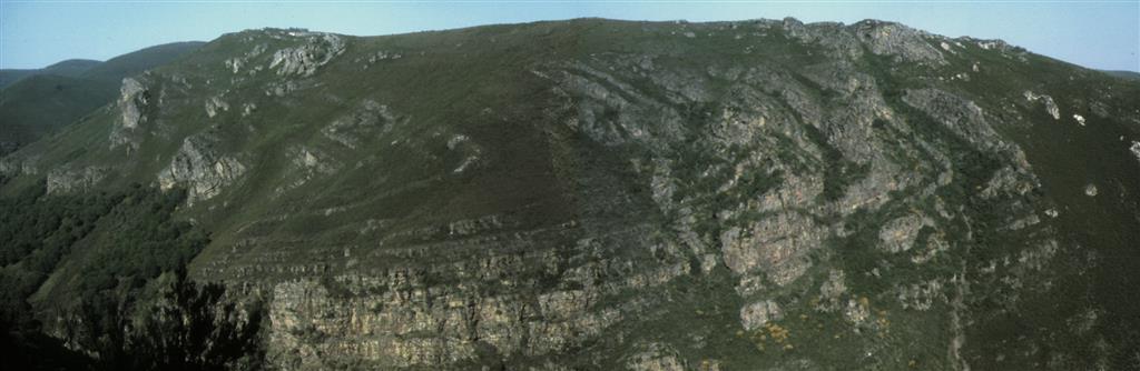 Detalle de la charnela del sinclinal del Courel, vista desde el km 9 de la carretera de Quiroga a Folgoso do Courel. Norte a la izquierda