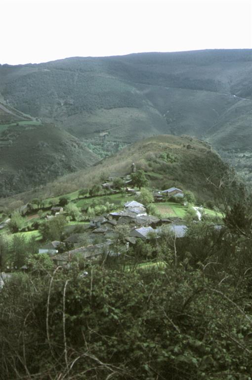 Vista de Vilamor hacia el sur. La cresta que hay detrás del pueblo son las Pizarras de Luarca, con las que se han construido las casas y sus característicos techos