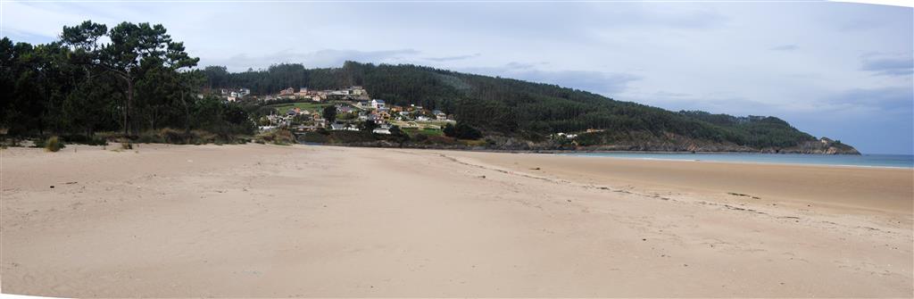 Playa da Abrela o de Insúa, con cordón dunar a la izquierda de la fotografía.