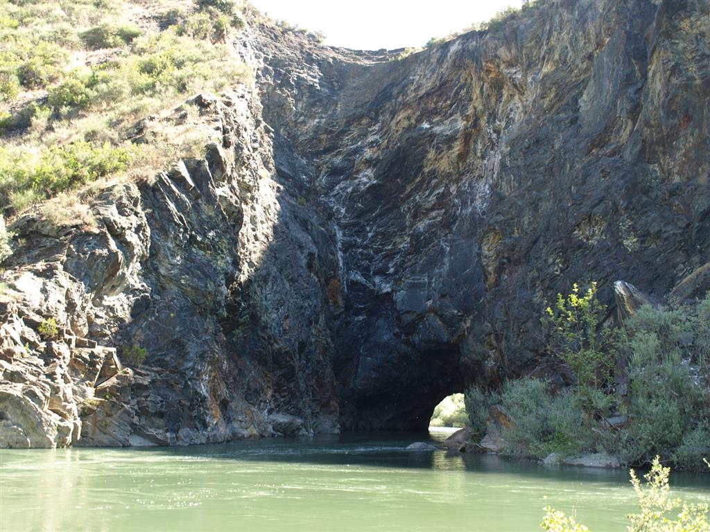 Boca oeste del túnel romano (Autor: Á. Ferrero Arias, 2010).
