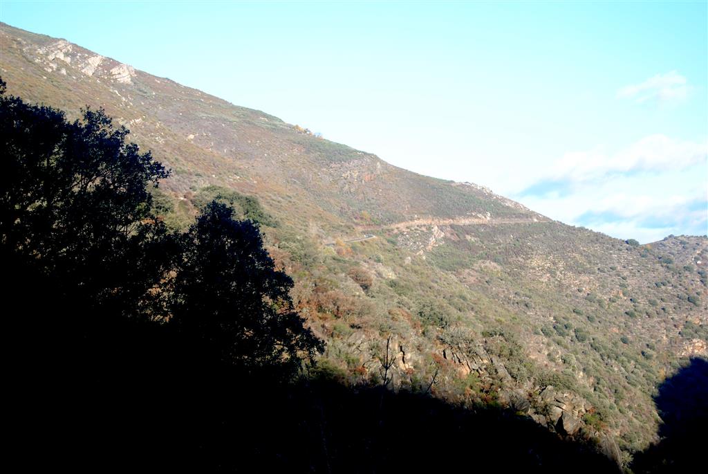 Traza de la falla de Chandoiro. Hacia la derecha de la carretera aflora la granodiorita de Veiga; hacia la izquierda, materiales ordovícicos.