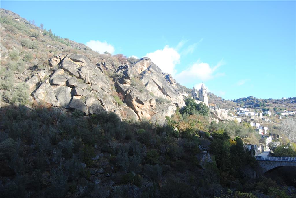 Afloramiento de la granodiorita de Veiga, al oeste del santuario de As Ermidas