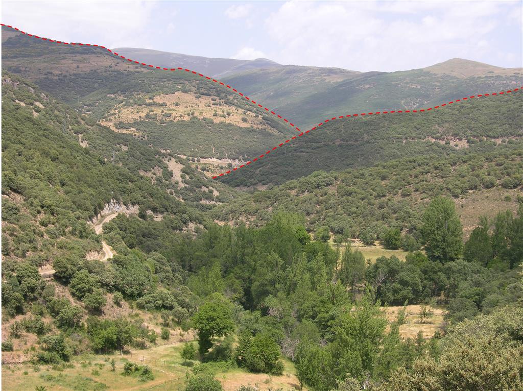 Valle del río Cabrera en Nogar. El perfil del valle en ese tramo muestra claramente un escalón por debajo del cual la pendiente aumenta significativamente, como consecuencia del proceso de captura fluvial.