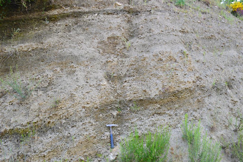 Detalle del depósito de Saceda, dónde se puede apreciar el bandeado típico de los derrubios ordenados. En este lugar, las capas clasto-soportadas predominan respecto a las de finos.