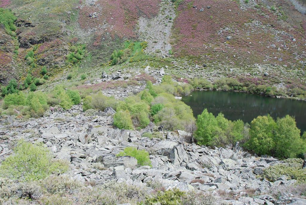 Detalle del depósito de cierre del Lago de la Baña, constituido por grandes bloques de pizarras, de hasta 4 metros de eje mayor, procedentes de un deslizamiento generado en la margen izquierda del valle.