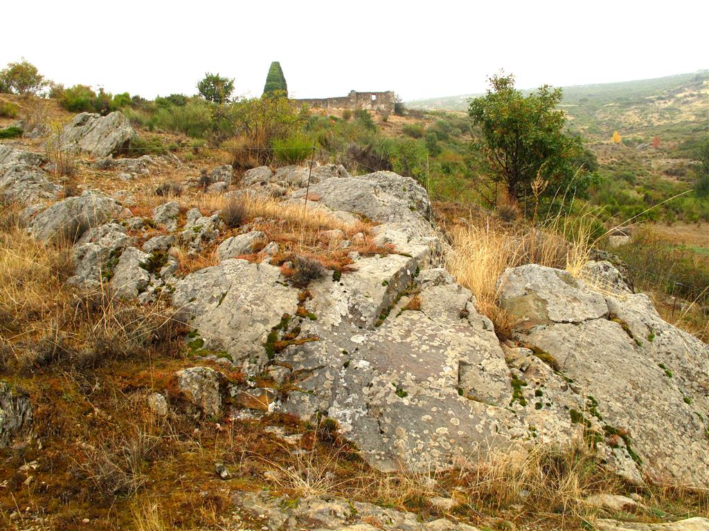 Afloramiento de rocas piroclásticas al norte de Cunas, muy cerca de la iglesia de dicha localidad (visible al fondo de la imagen).