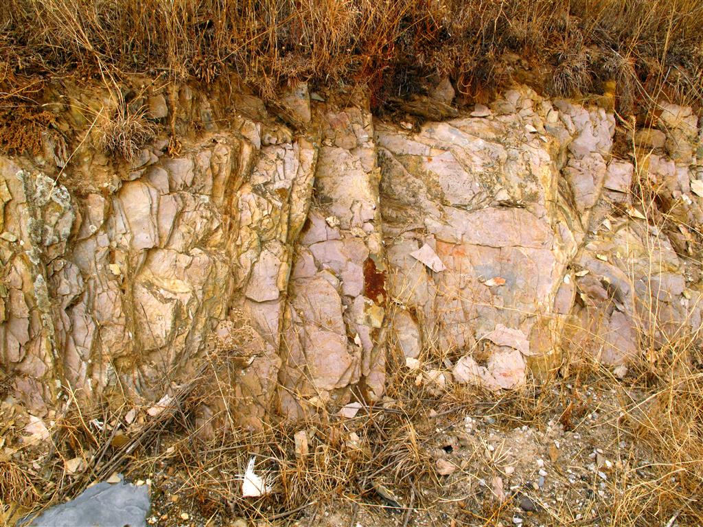 Afloramiento de las pizarras arcillosas y ferruginosas asociadas a los materiales piroclásticos en el talud de una pista al norte de Cunas.