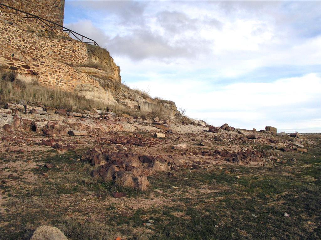 Detalle del farallón rocoso de la ermita de la Virgen del Castillo con las alteritas en primer término (05/12/2016).