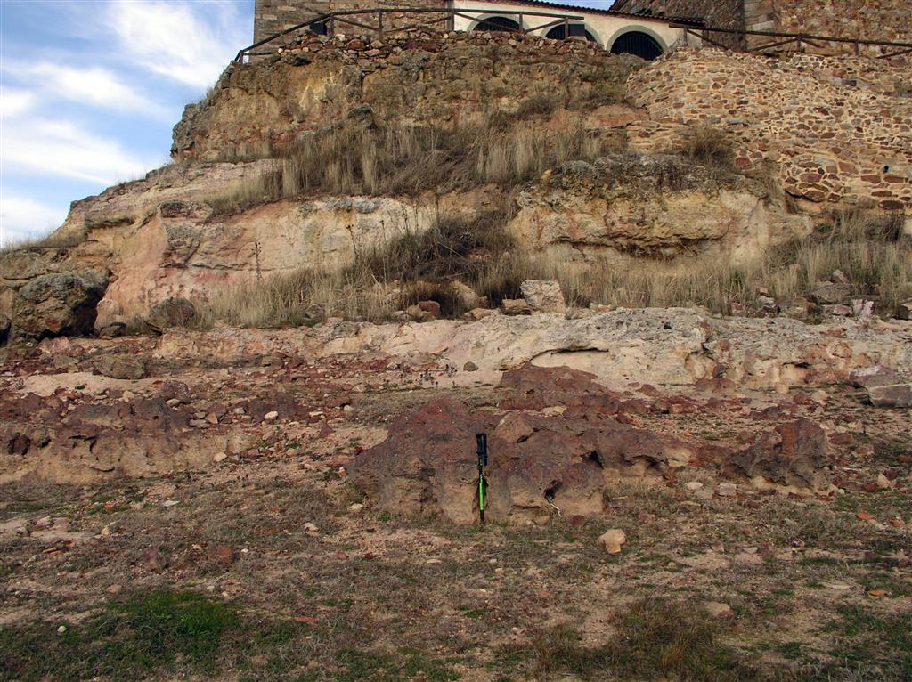 Detalle de las alteritas al pie del farallón rocoso de la ermita de la Virgen del Castillo (05/12/2016).