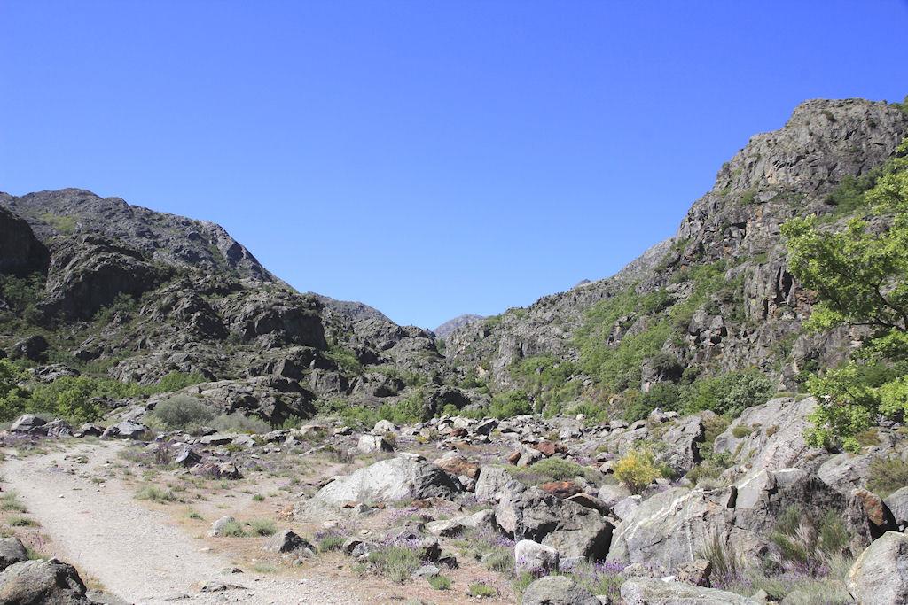 Vista principal del valle del Tera en Sanabria que muestra la superposición en su perfil
transversal de los modelados glaciar y fluvial.