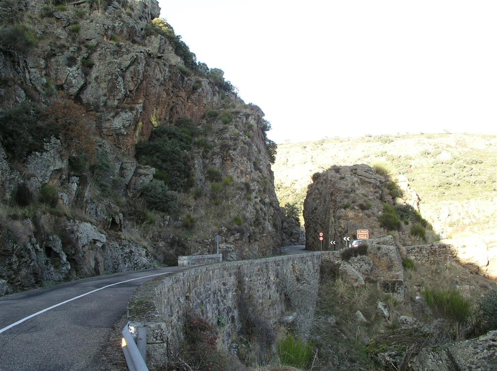 Carretera que tras atravesar el puente de Requejo conduce a Villadepera, en cuyo talud se puede observar una buena sección de las rocas del complejo metamórfico de Villadepera (06/12/2016).