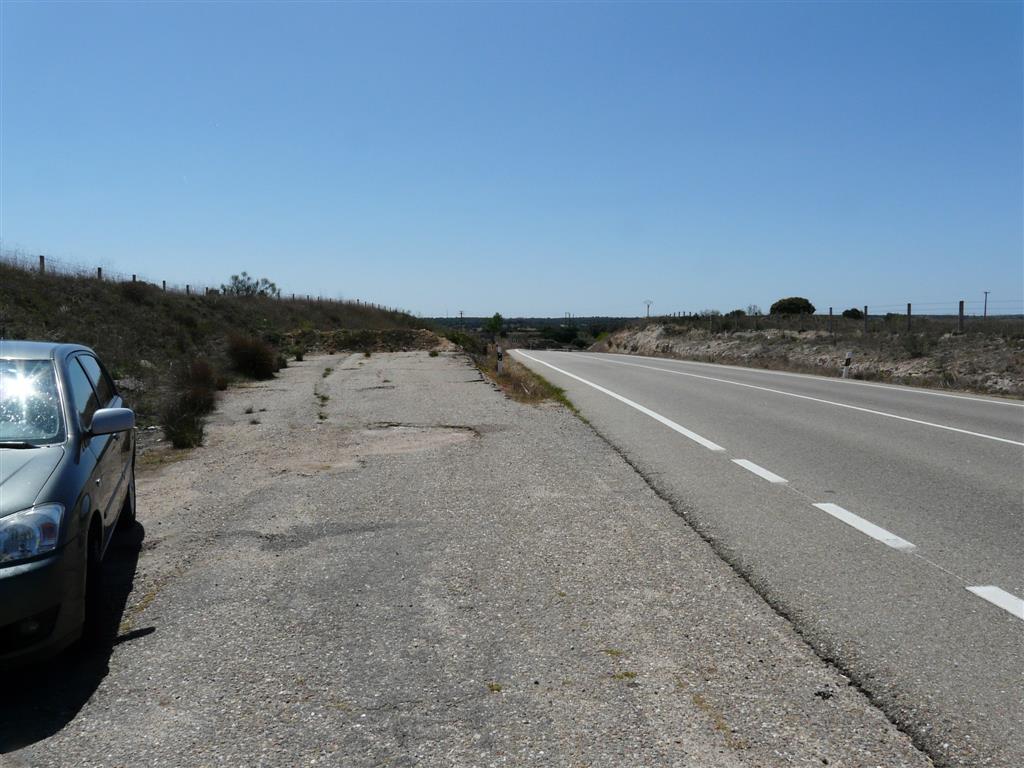 CL 527 carretera Bermillo de Sayago-Zamora, tramo abandonado y el nuevo. Zona donde se ubica la parada para el autobús.