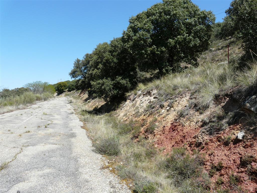Aspecto de la antigua carretera CL 527 Bermillo de Sayago-Zamora. Punto donde se puede observar el plano de la discordancia angular.